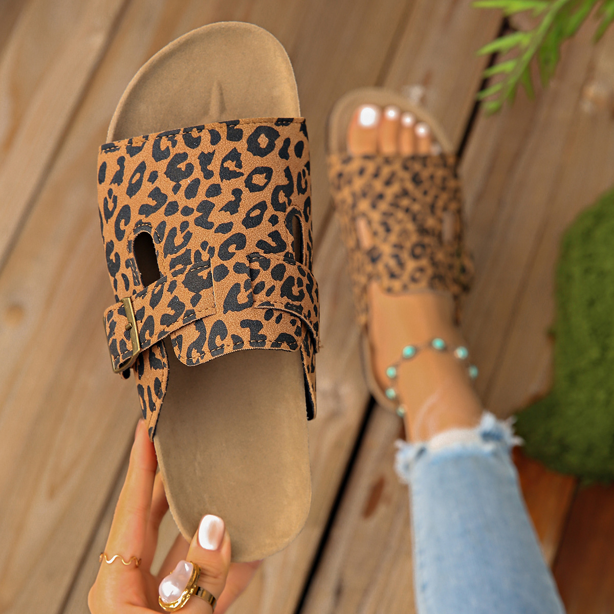 2025 Summer new style European and American sandals, flat women's slippers in stock, flat leopard print cool slippers, large size wholesale Specification drawing