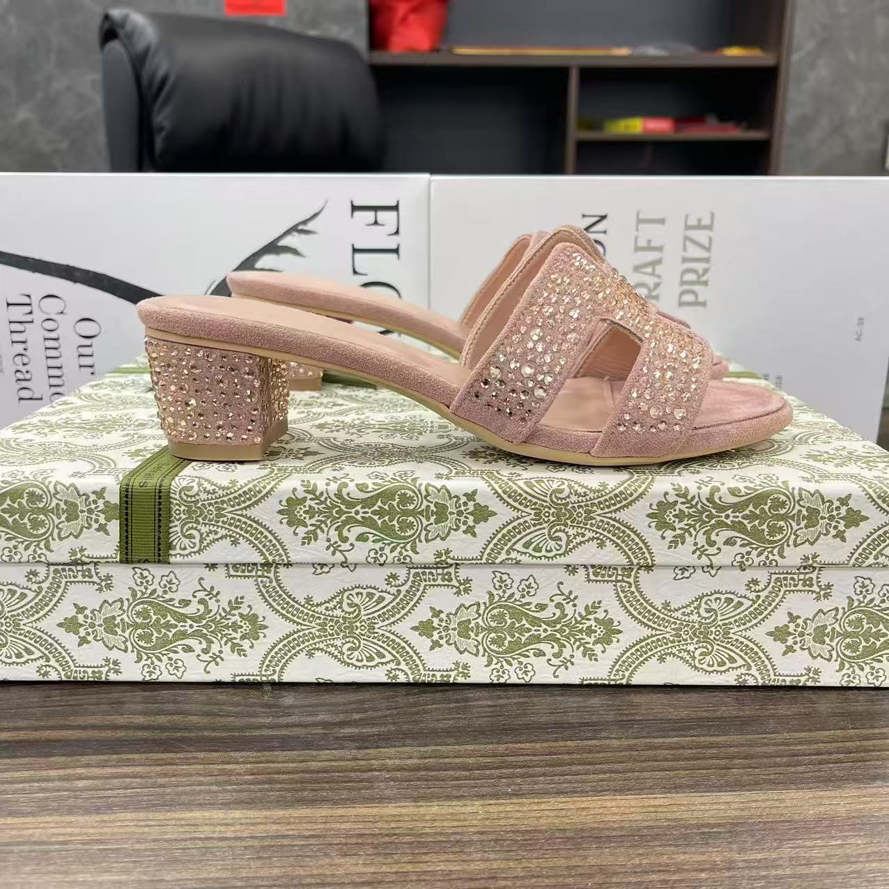 In 2025, the new style of popular one-shoulder slippers for foreign trade, high-heeled slippers for women, genuine leather outerwear, and beach cooling slippers Application Scenario