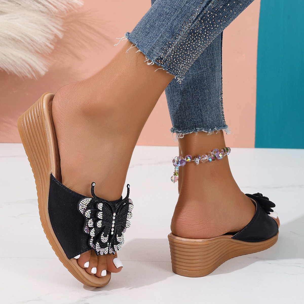 Summer 2025 Women's flat-bottomed flip-flops with exposed toes and bow-shaped flip-flops Application Scenario