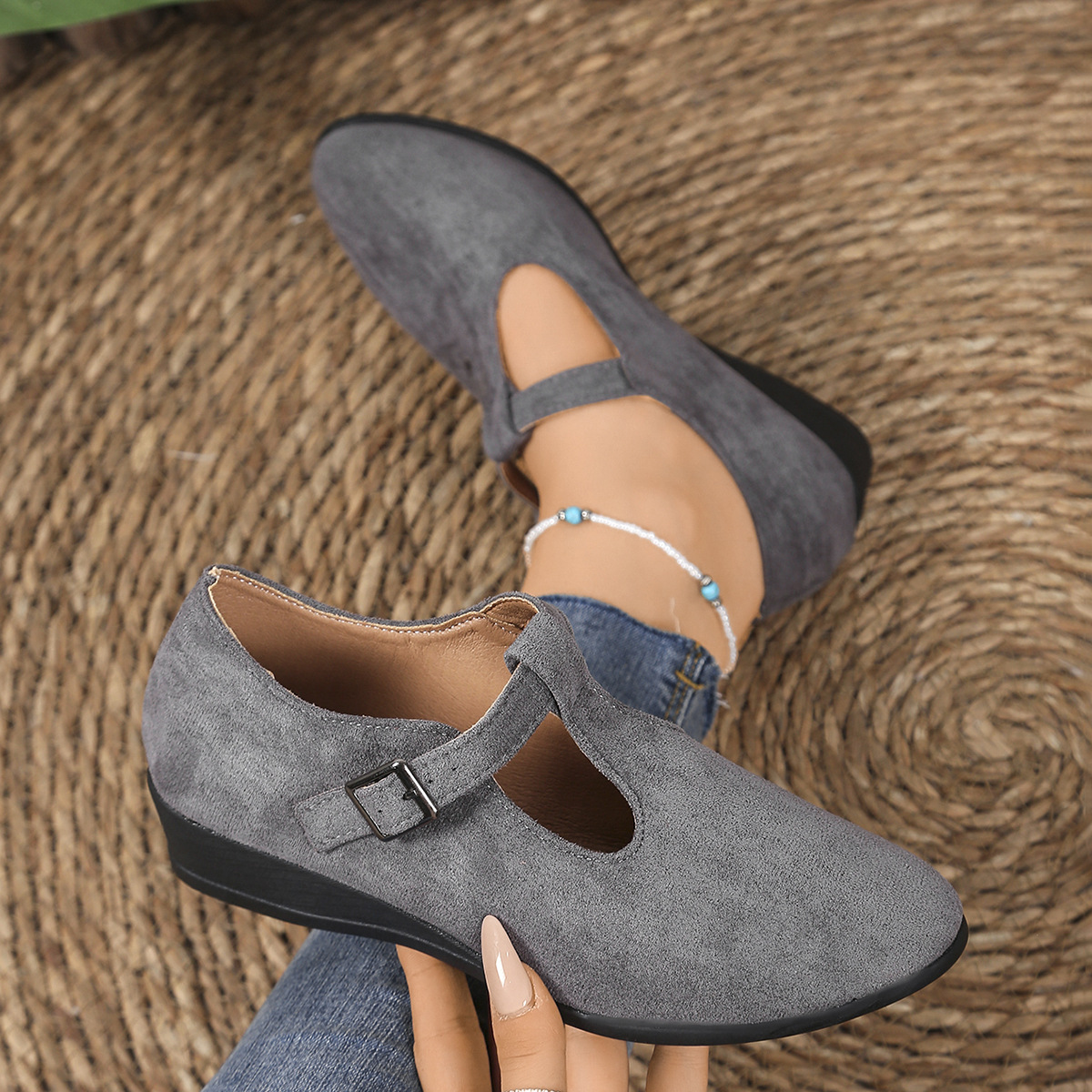 Wholesale of new large-sized single shoes for women in the autumn cross-border European and American style, pointed-toe shallow-mouth buckle wedge heels details Picture