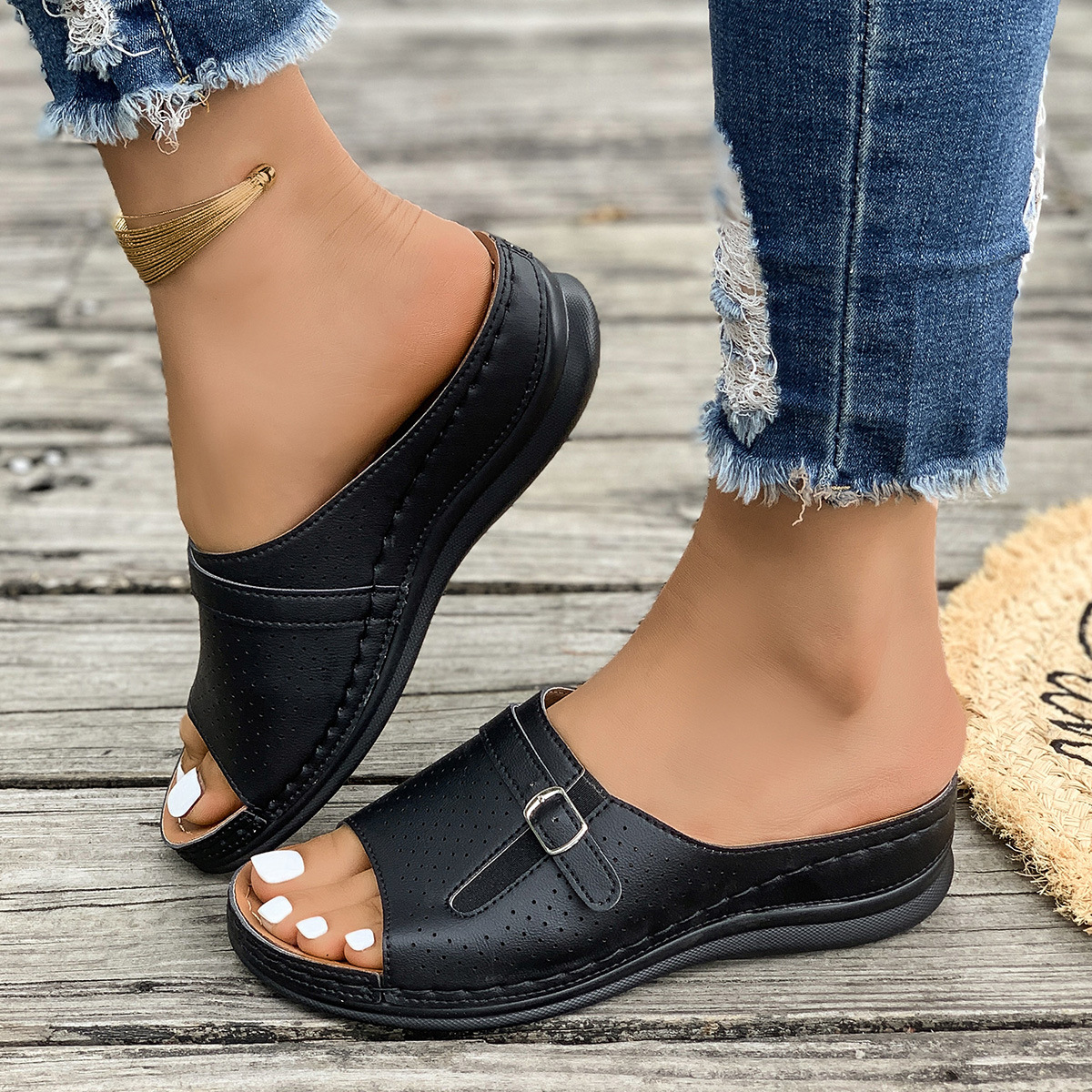 European and American Roman flip-flops for women in the summer of 2025, thick-soled with muffin, paired with skirts for casual toe-exposing, versatile for beach details Picture
