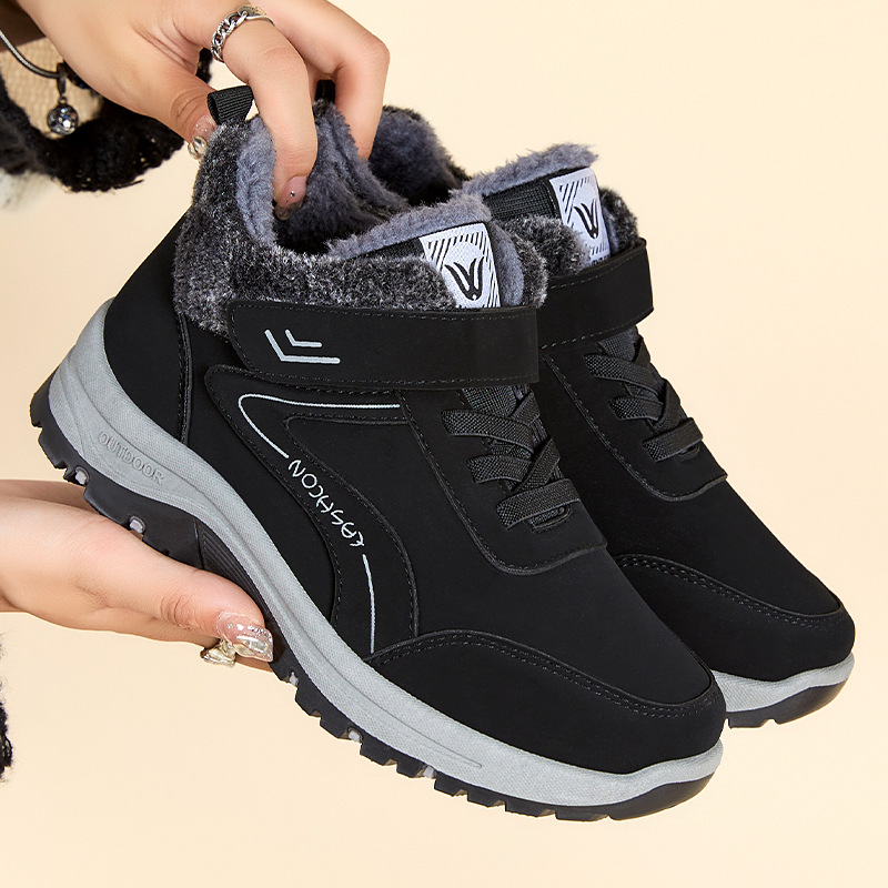 Wholesale of new winter snow boots for women, fleece and thickened short boots for middle-aged and elderly women, hiking and walking shoes, and leather boots Application Scenario