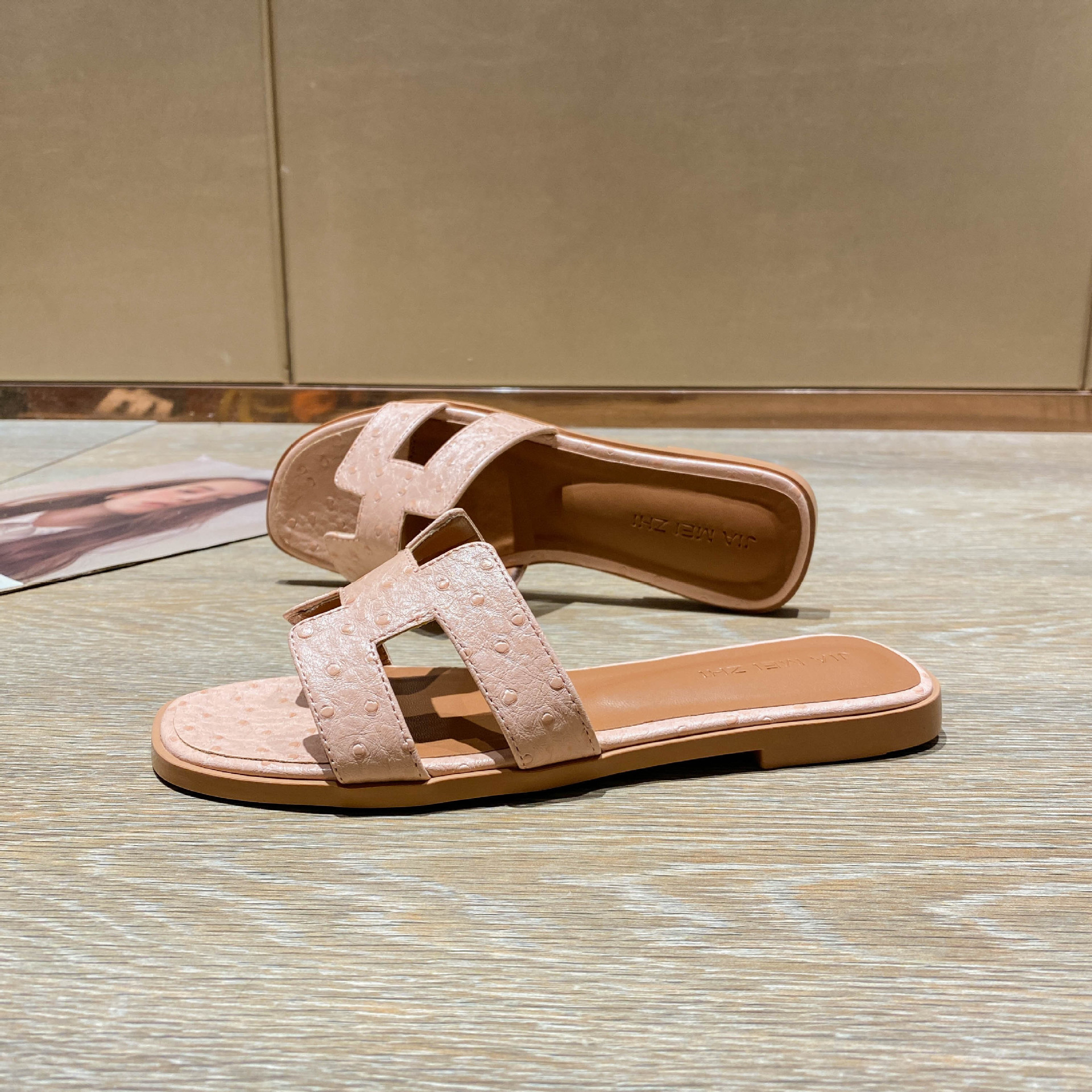 2024 Women's summer slippers with ostrich pattern, fashionable outerwear, flat beach shoes, new Korean-style, versatile beach one-character style Specification drawing