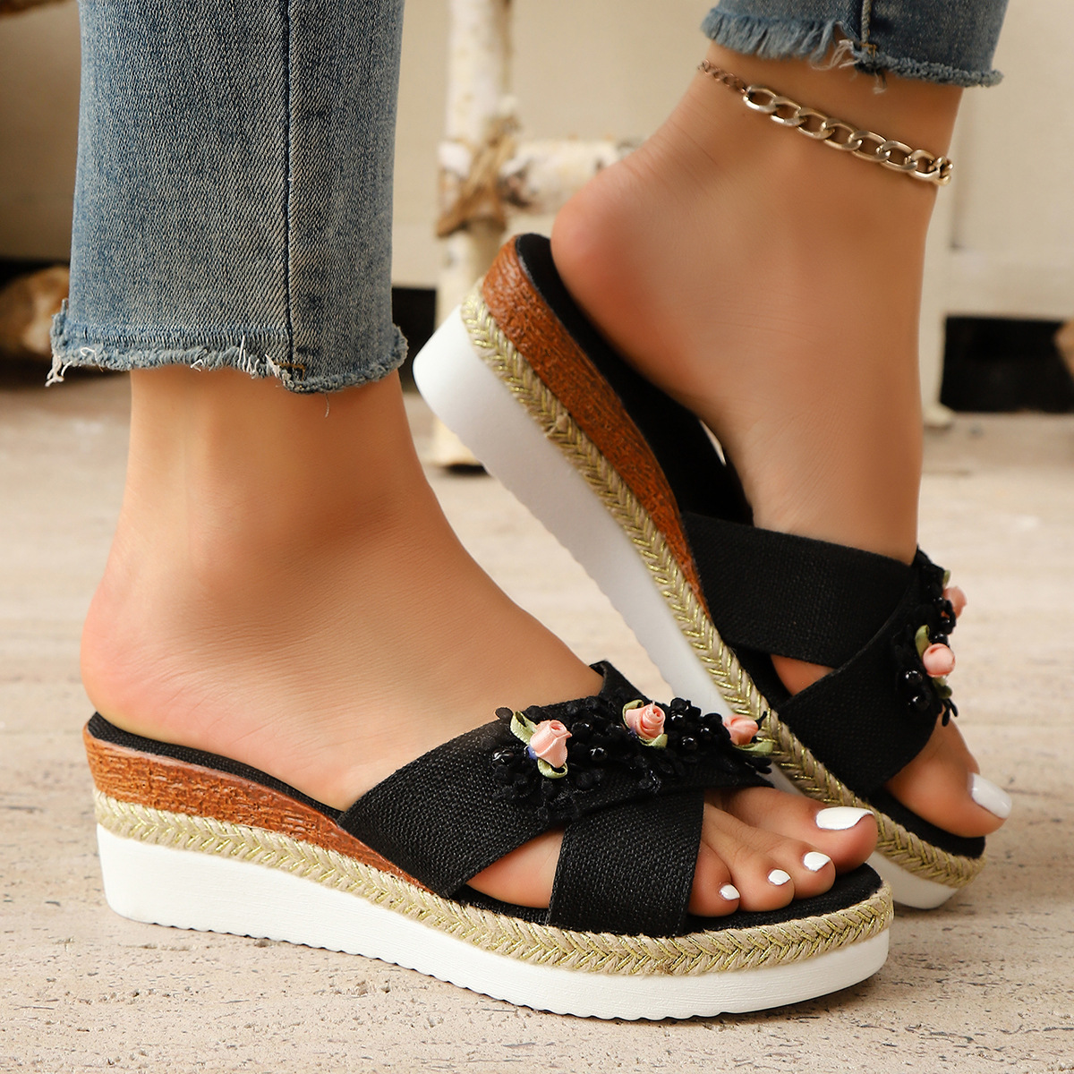 Wholesale of large-sized thick-soled wedge heels and crossed fish-mouth flip-flops for women in European and American style casual wear Application Scenario