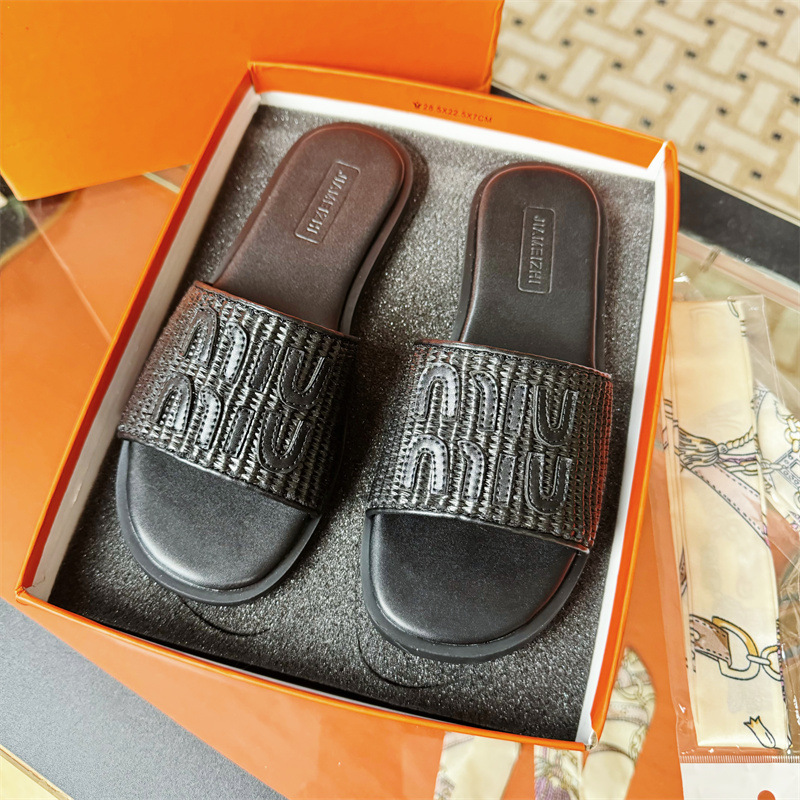 In the sweltering summer of 2024, the Amu family's vacation letter-woven flat beach casual flip-flops women's shoes are worn outside details Picture