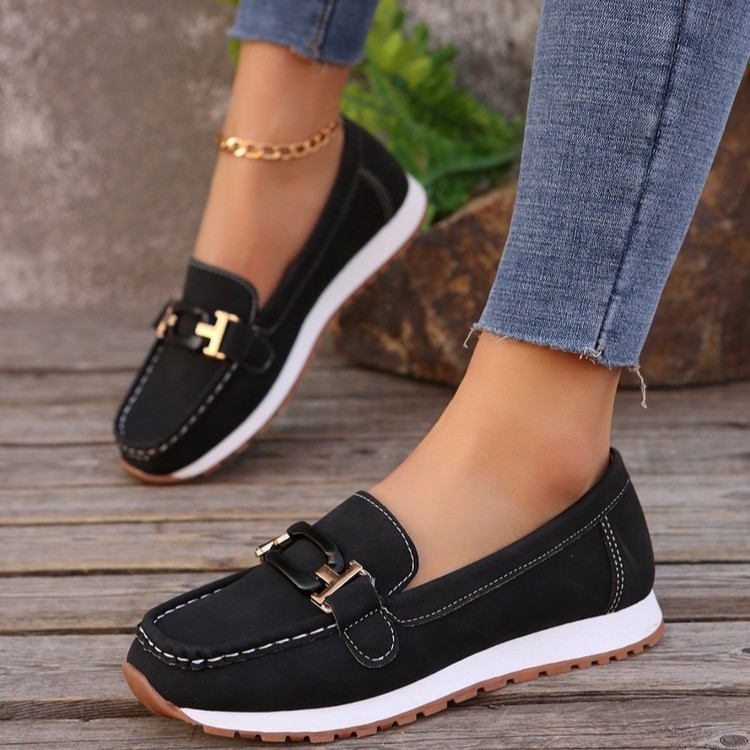 Wholesale of large-sized single-shoe women's 2025 autumn new style metal chain shallow-mouthed flat casual loafers for cross-border trade Application Scenario