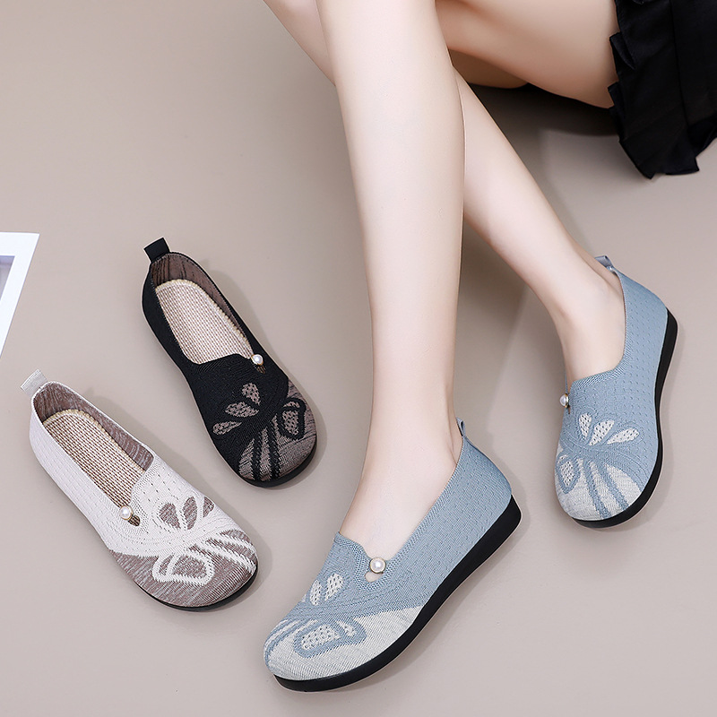 Women's shoes, shoes for middle-aged and elderly mothers, lightweight old Beijing cloth shoes, flat shoes, soft-soled shoes that don't tiring the feet, single shoes, casual shoes Application Scenario