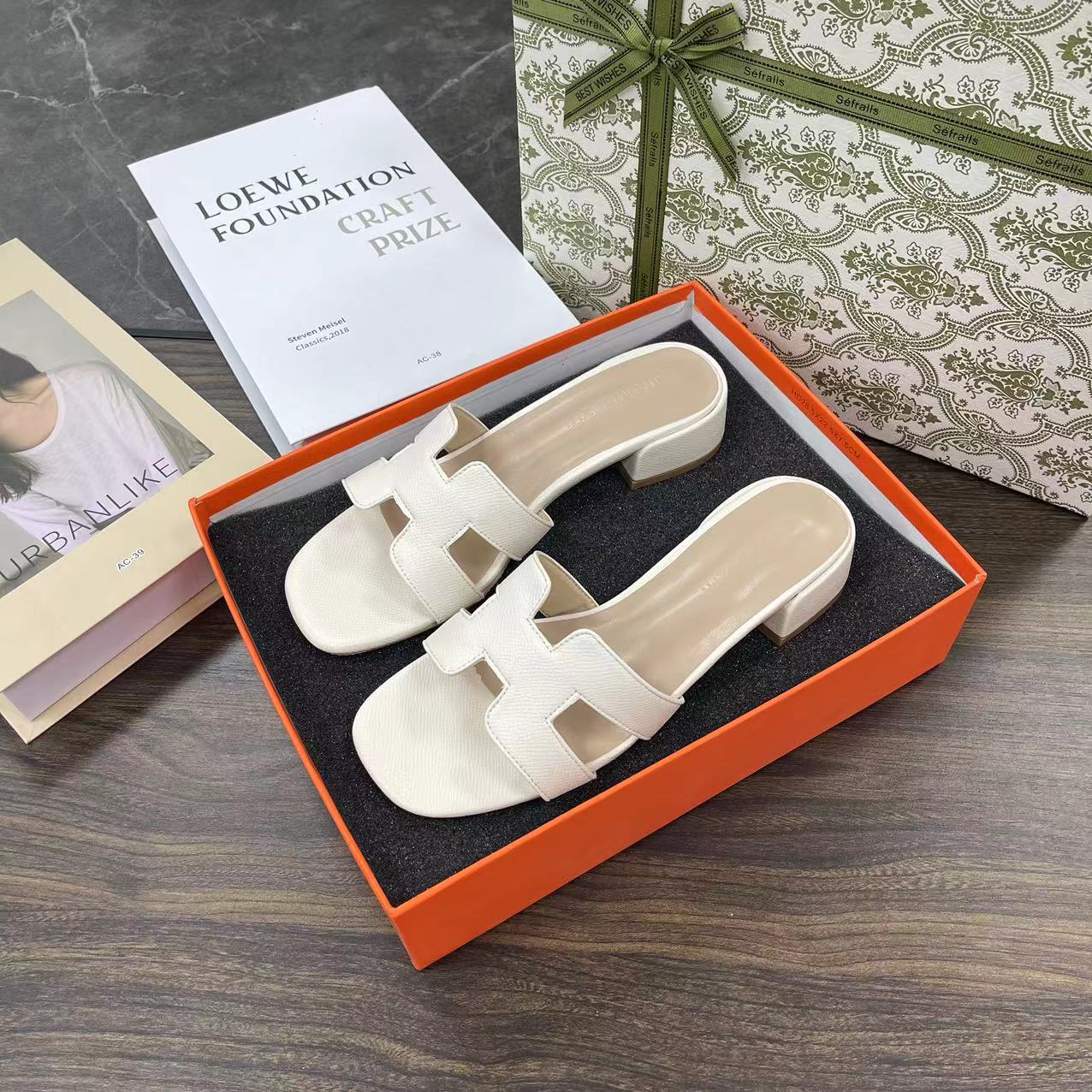 The new summer sandals for women's outerwear in 2025, featuring thick heels for foreign trade, are fashionable, versatile and slimming. They are also suitable for travel and beach cooling full figure