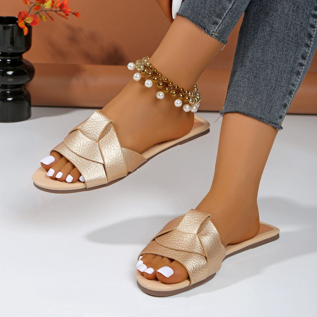 Foreign trade 2025 summer new square-toed cross-bottomed simple women 's flip-flops for outerwear women slippers Application Scenario