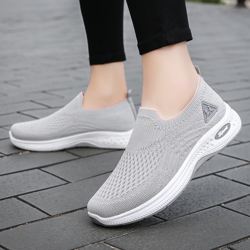 Women's shoes, old Beijing cloth shoes, breathable flying woven shoes, versatile casual shoes, soft soles, comfortable and not tiring to the feet, mom shoes Application Scenario