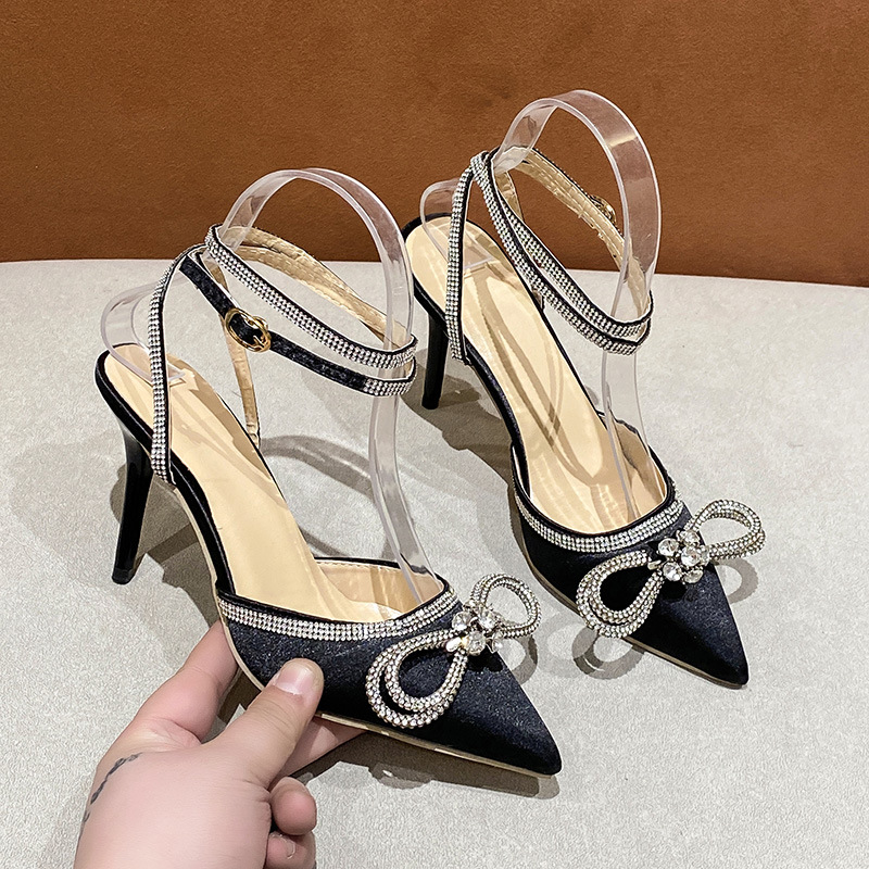 European and American women's sandals 2023 Summer new style pointed-toe bow sandals with a loop, rhinestones, thin heels and flip-flops Application Scenario