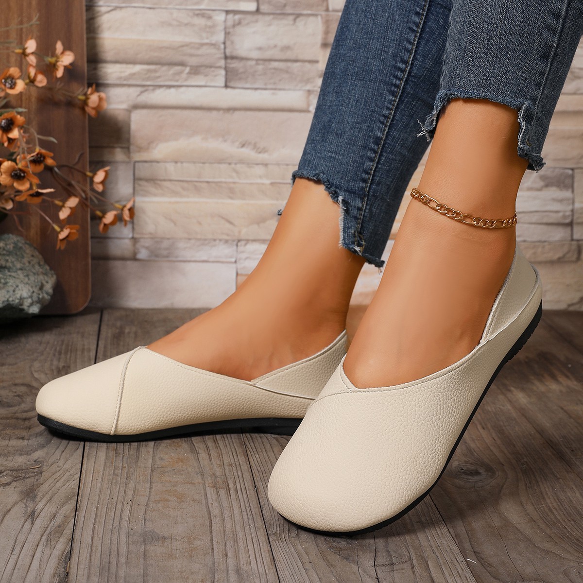 The new summer single-shoe women's fashion flat bean shoes are comfortable two-wear women's casual mom shoes full figure