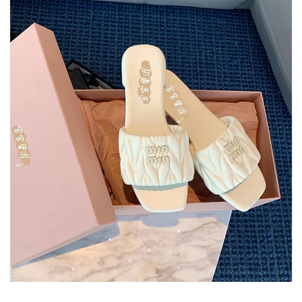 In 2023, AmM's sheepskin pleated one-word cool flip-flops for women's summer are a new fashionable lettered flat-bottomed casual outerwear details Picture