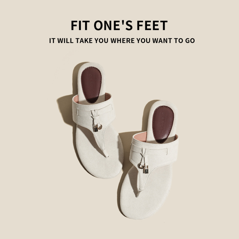 Grape Mom's new summer French style herringbone toe flip-flops with tassels, versatile low-heeled flip-flops for women in summer Application Scenario