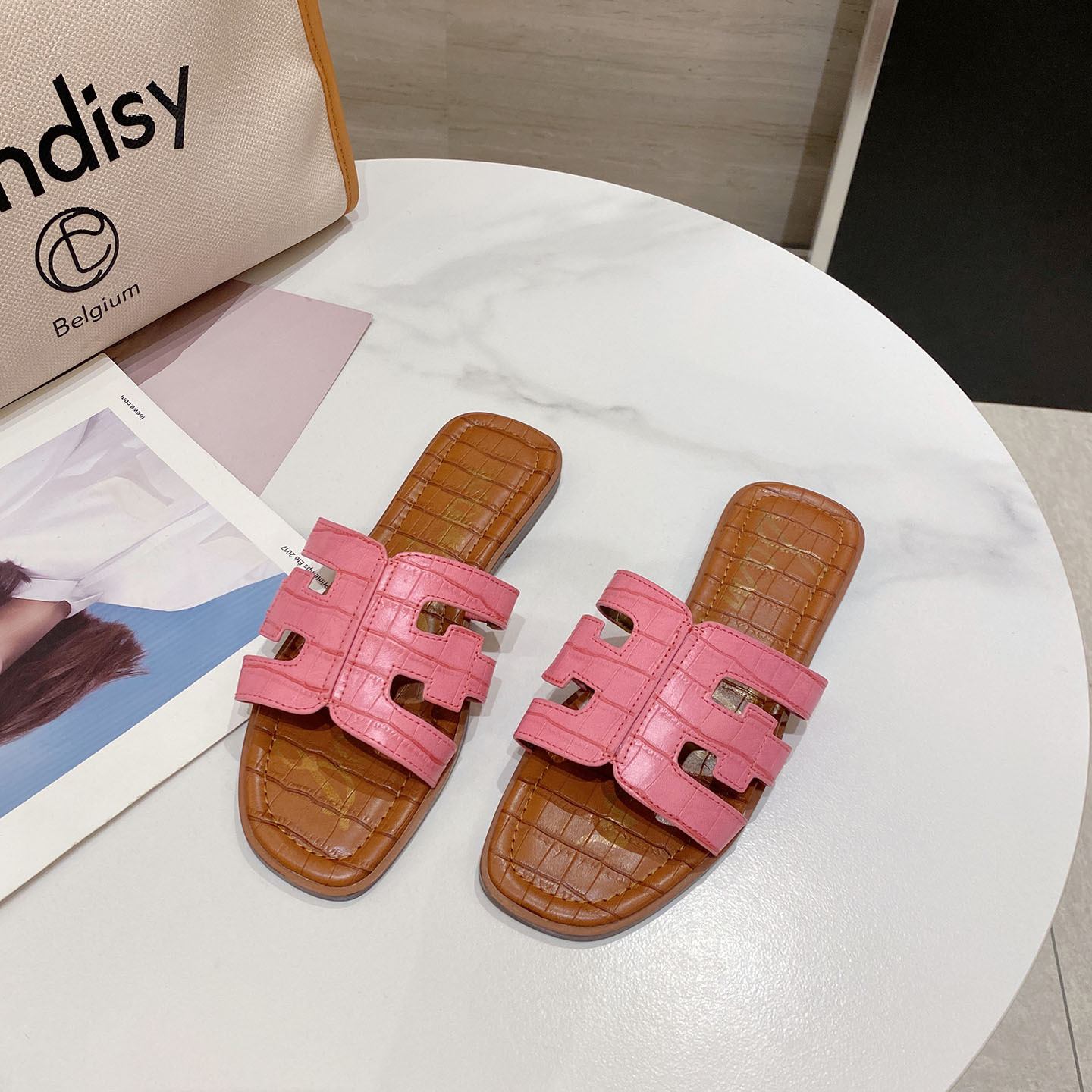 2023 Travel Size Summer New Cool flip-flops women's summer outerwear flat beach slippers Women's flip-flops flat and comfortable details Picture