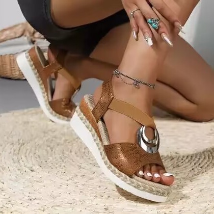 2023 Cross-border plus-size sandal women's summer new round toe thick-soled one-shoulder strap flat beach shoes Application Scenario
