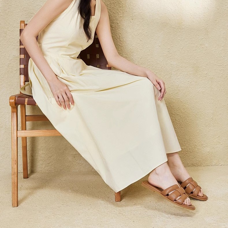 The new retro woven one-line flip-flops for women's outerwear in summer 2024 are fashionable and versatile beach shoes details Picture