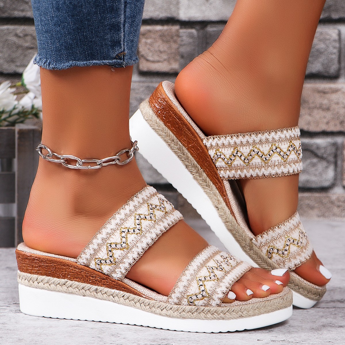 Wholesale of 2025 summer new export wedge heel thick-soled women's shoes, cross-border large-sized one-strap casual wedge heel slippers Specification drawing