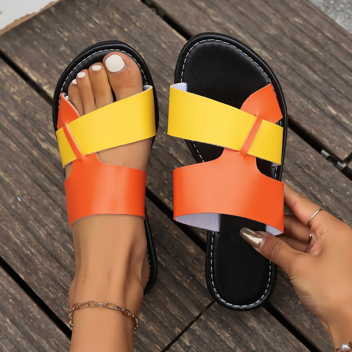 New large-sized cool slippers for women, flat and color-blocked casual cool slippers for women, European and American fashionable beach shoes for women details Picture