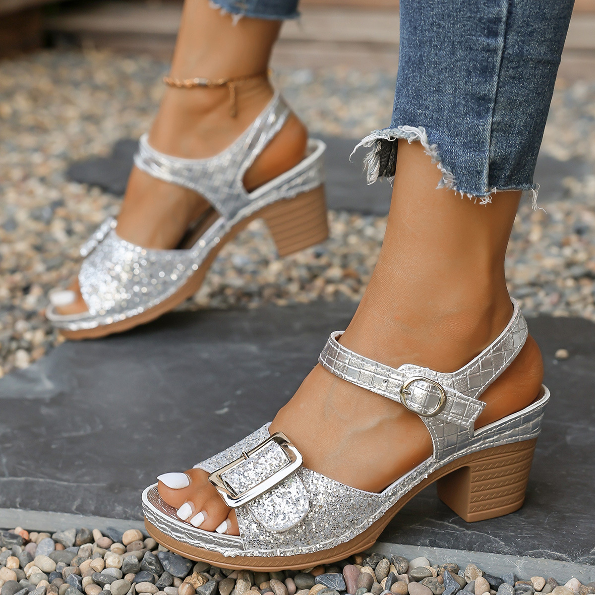 wish European and American export belt buckle fish-mouth high-heeled slippers for women, cross-border thick-heeled open-toe slope and beach flip-flops supply Application Scenario