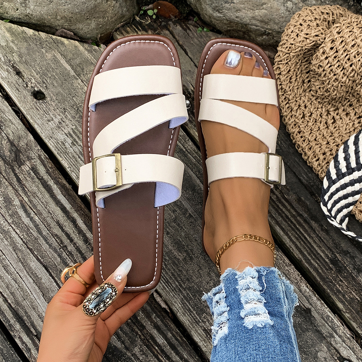2025 New European and American style foreign trade women's shoes, round toe flat flat one-line with metal buckle women's fashionable beach sandals full figure