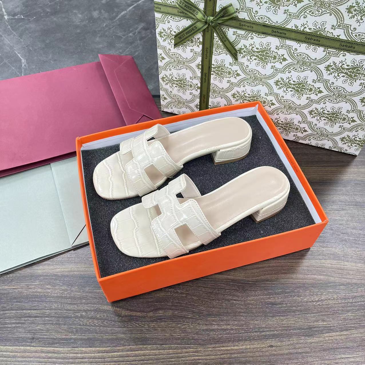 Women's outerwear with thick heels: 3 cm low-heeled sandals. New summer style 2025 versatile one-shoulder beach flip-flops Item Picture