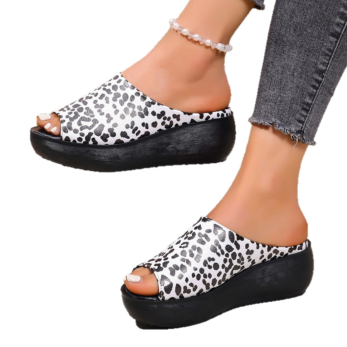Thick-soled height-increasing cool slippers for women to wear outside in 2025 new style of cream thick-soled leopard print slippers for vacation and outdoor beach shoes Item Picture