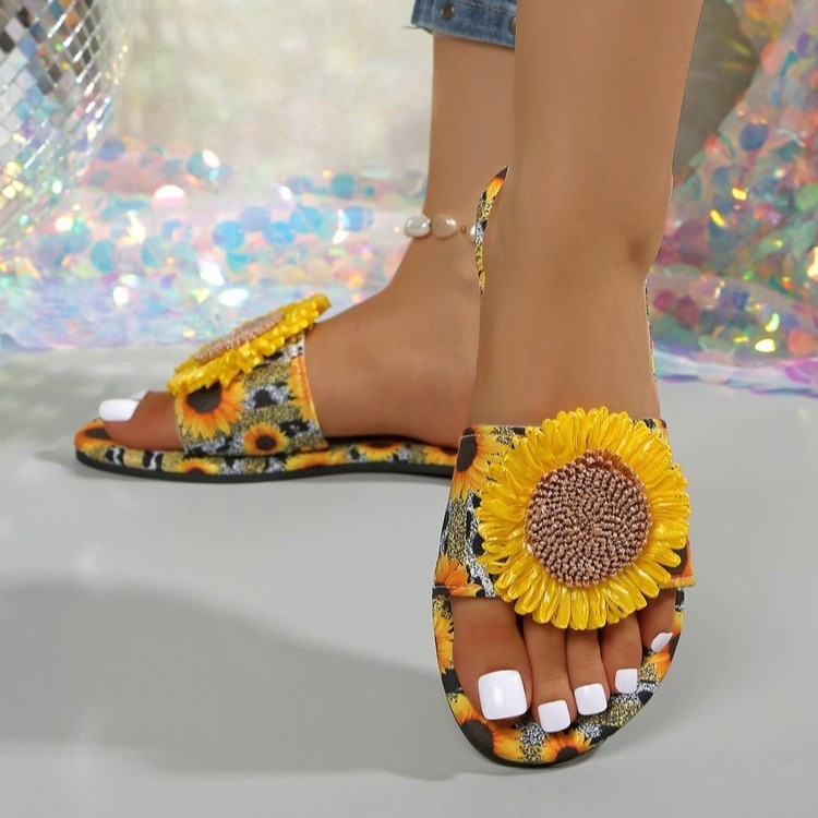 Summer women's outdoor beach flip-flops are flat, anti-slip, trendy and fashionable with flower stickers details Picture