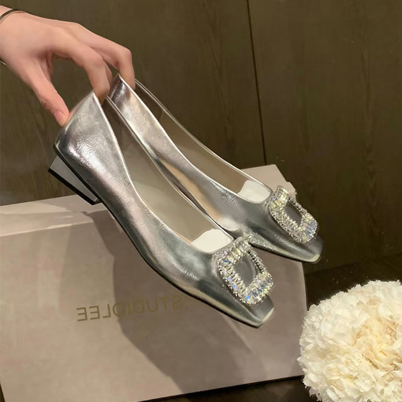 The new 2024 Spring and Autumn collection of Grape Mom's water diamond shallow mouth French square head silver pairs well with a skirt and single shoes for women, making it a versatile choice details Picture