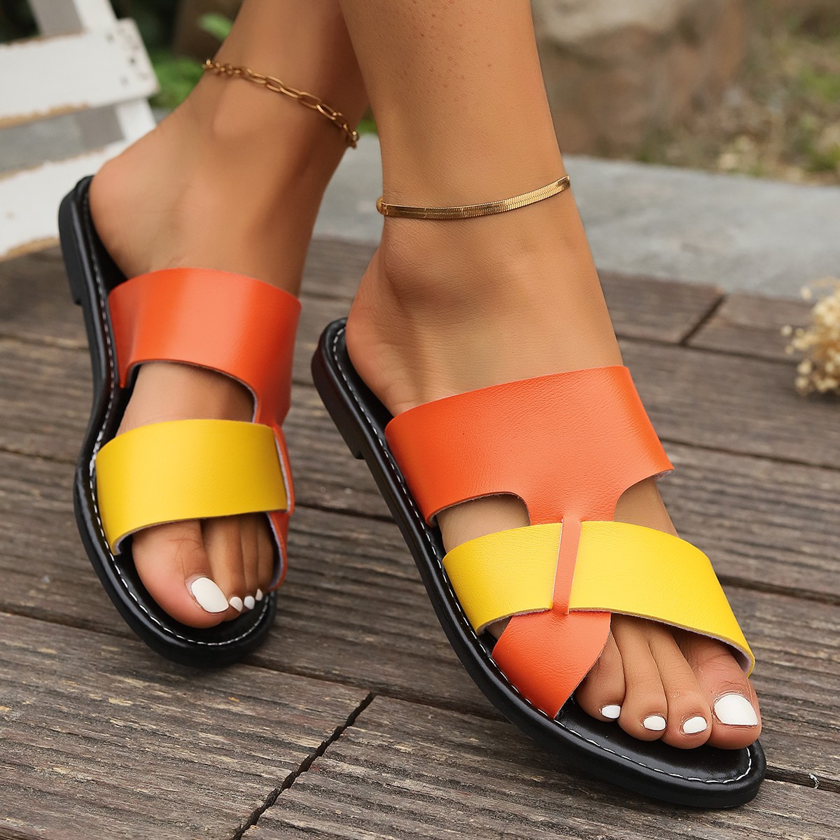 New large-sized cool Slippers for foreign trade, flat and color-blocked casual cool slippers, European and American fashionable beach shoes for women Slippers Application Scenario