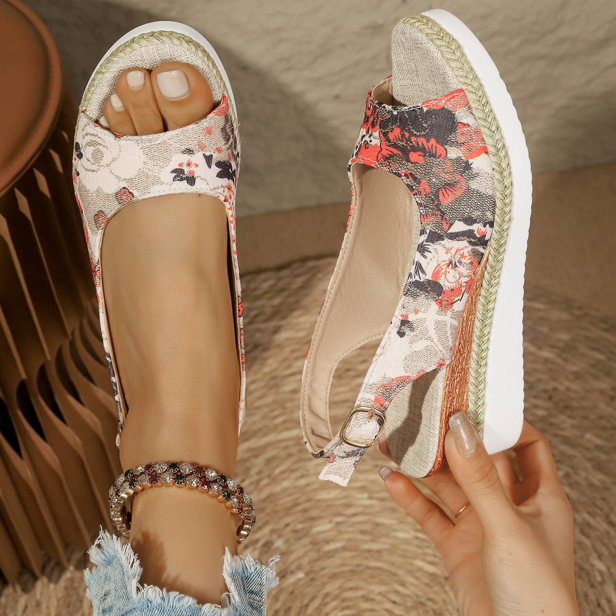 Spring/Summer 2025 Women's plaque-sized one-piece thick-soled women's sandals with muffin, women's button-up wedge heel fish-mouth women's sandals details Picture