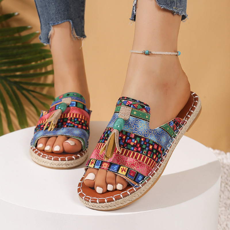 Cross-border Bohemian flat slippers for women, 2025 summer new style, European and American fringed beach flip-flops, color-blocked, large size for export Application Scenario