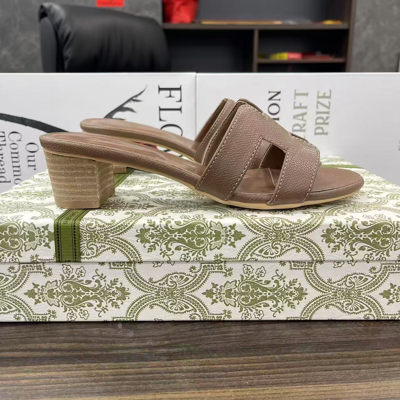 Cross-border foreign trade chunky-heeled slippers women's fashionable outerwear 2025 Summer new Versatile mid-heeled one-shoulder flip-flops for women Application Scenario