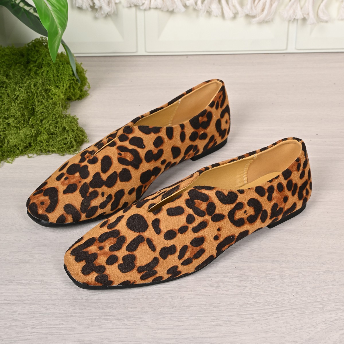 Wholesale of 2025 new large-sized leopard print shallow opening suede casual single shoes for cross-border foreign trade flat and pointed flat shoes Application Scenario