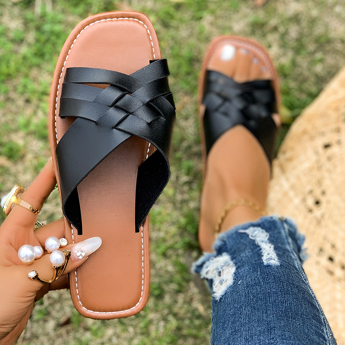 Women's foreign trade 2025 Summer new woven square head large-sized cool slippers, European and American beach slippers details Picture