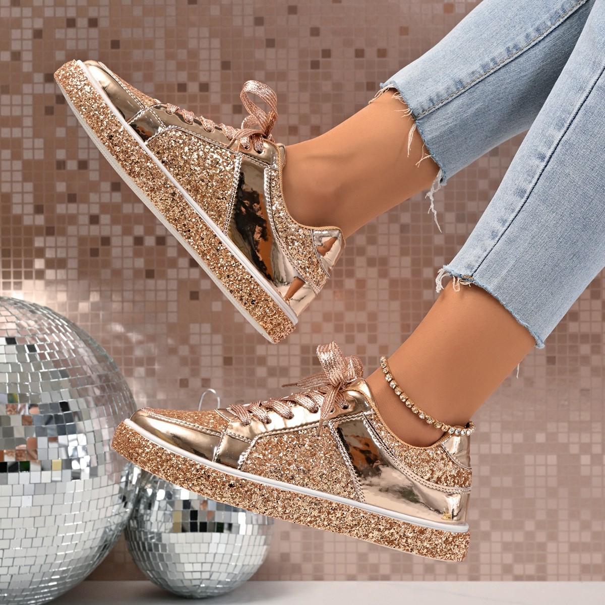 Korean version 2025 new casual thick-soled board shoes, new shiny women's shoes, low-top lace-up flat shoes for couples Application Scenario
