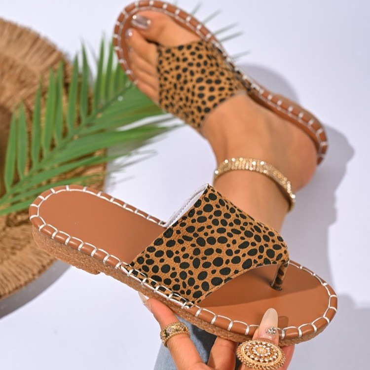 European and American foreign trade large size 2025 summer new flat toe slippers for women's casual beach, leopard print cool slippers Application Scenario