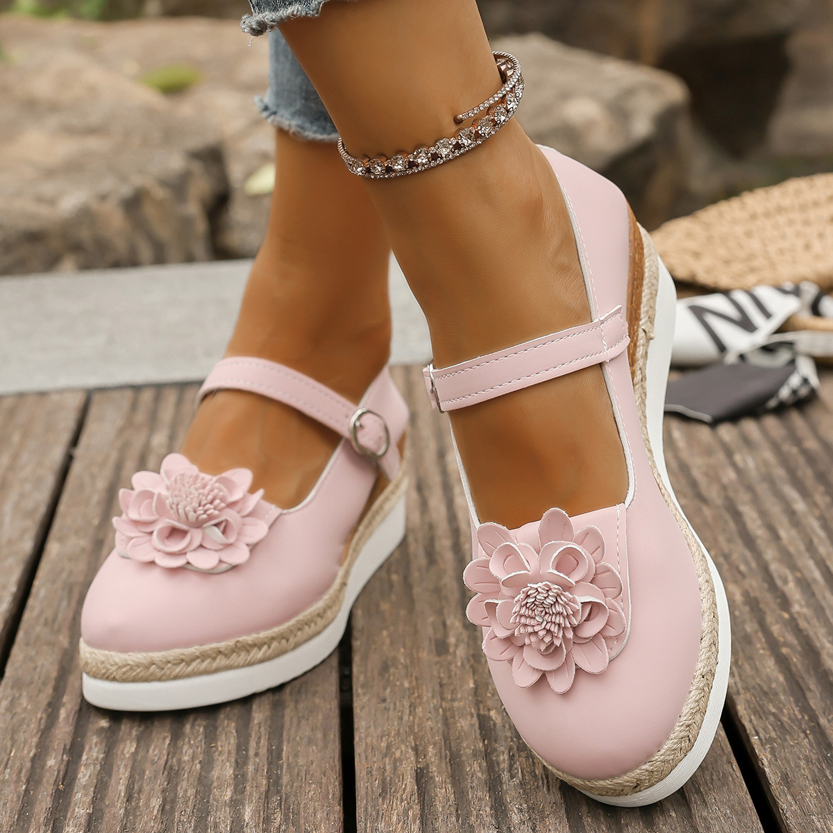 Cross-border foreign trade thick-soled fashionable casual single shoes for women, flower-shaped toe caps, belt buckles, hollowed-out wedge heels, large-sized single shoes from Europe and America full figure