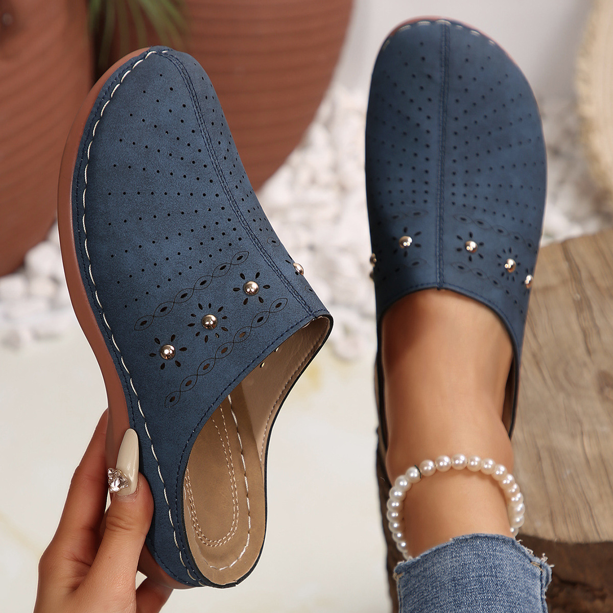 Cross-border large-sized thick high-heeled flip-flops for women, 2025 summer new style hollowed-out lightweight outerwear sandals for women wholesale details Picture