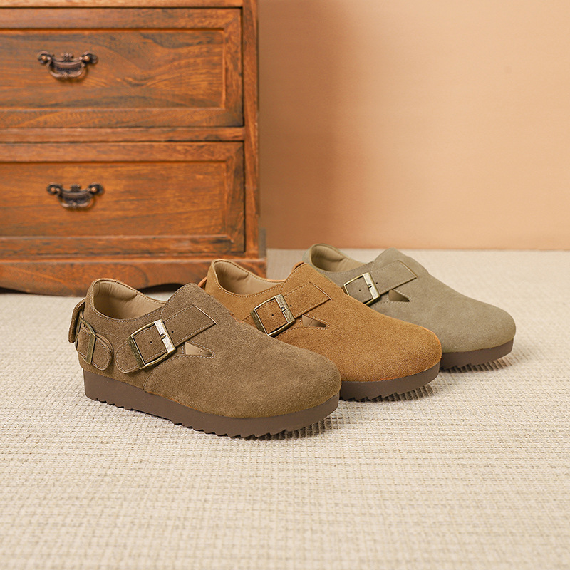 Boken shoes are casual outerwear for women. They are flat-bottomed, one-step shoes with soft soles and soft surfaces, comfortable and cute. They are a retro Japanese Boken shoe single shoe full figure