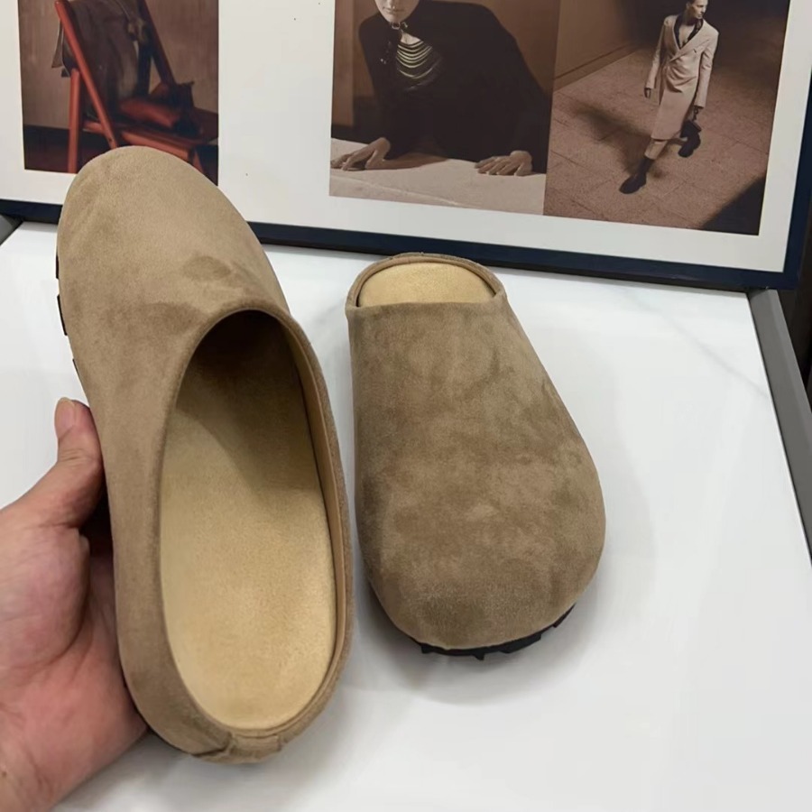 studiolee, the "Grape Mom", is a lazy person with a soft, suede row style. She wears thick-soled, big-headed Boken shoes for a long autumn Specification drawing