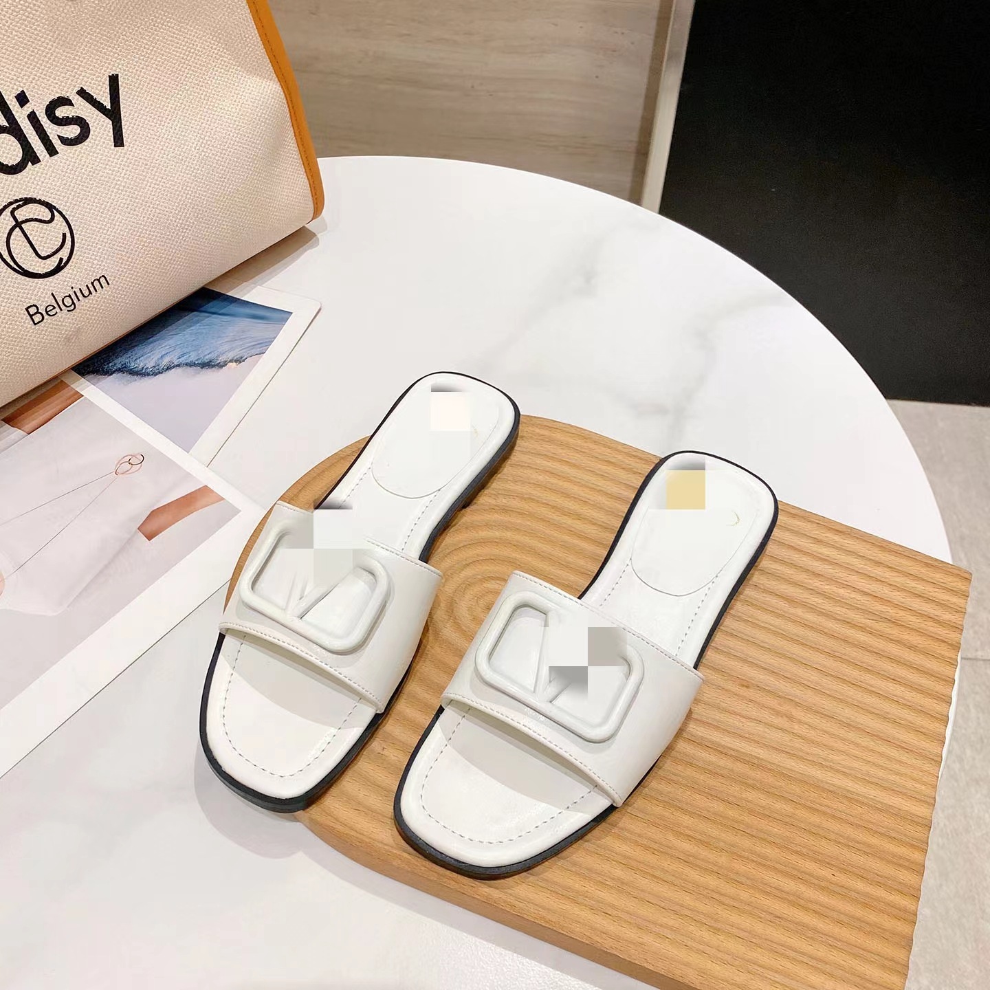 The 2024 new V-style classic summer slippers, casual rhinestone open-toe flat outerwear sandals, women's shoes for export details Picture