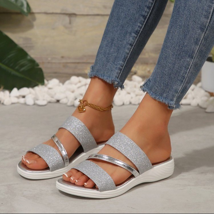 The new thick-soled sponge slope and fish-mouth beach slippers for women in 2025 are fashionable for summer outerwear full figure