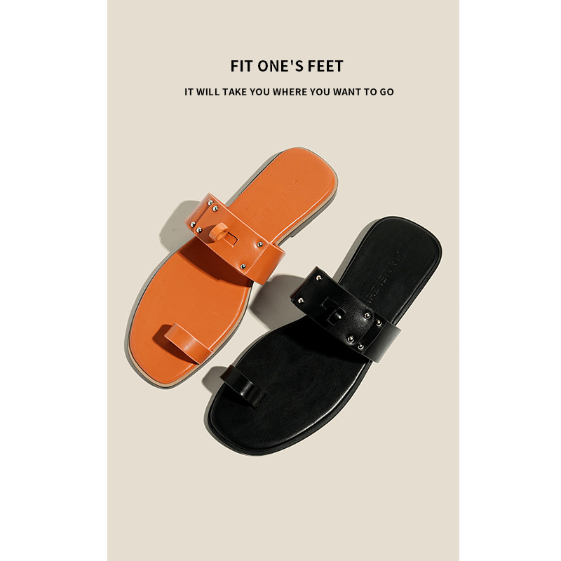 The 2025 summer new style of toe-flat, outerwear slippers for women with belt buckles, Roman beach slippers, fashionable one-shoulder slippers full figure