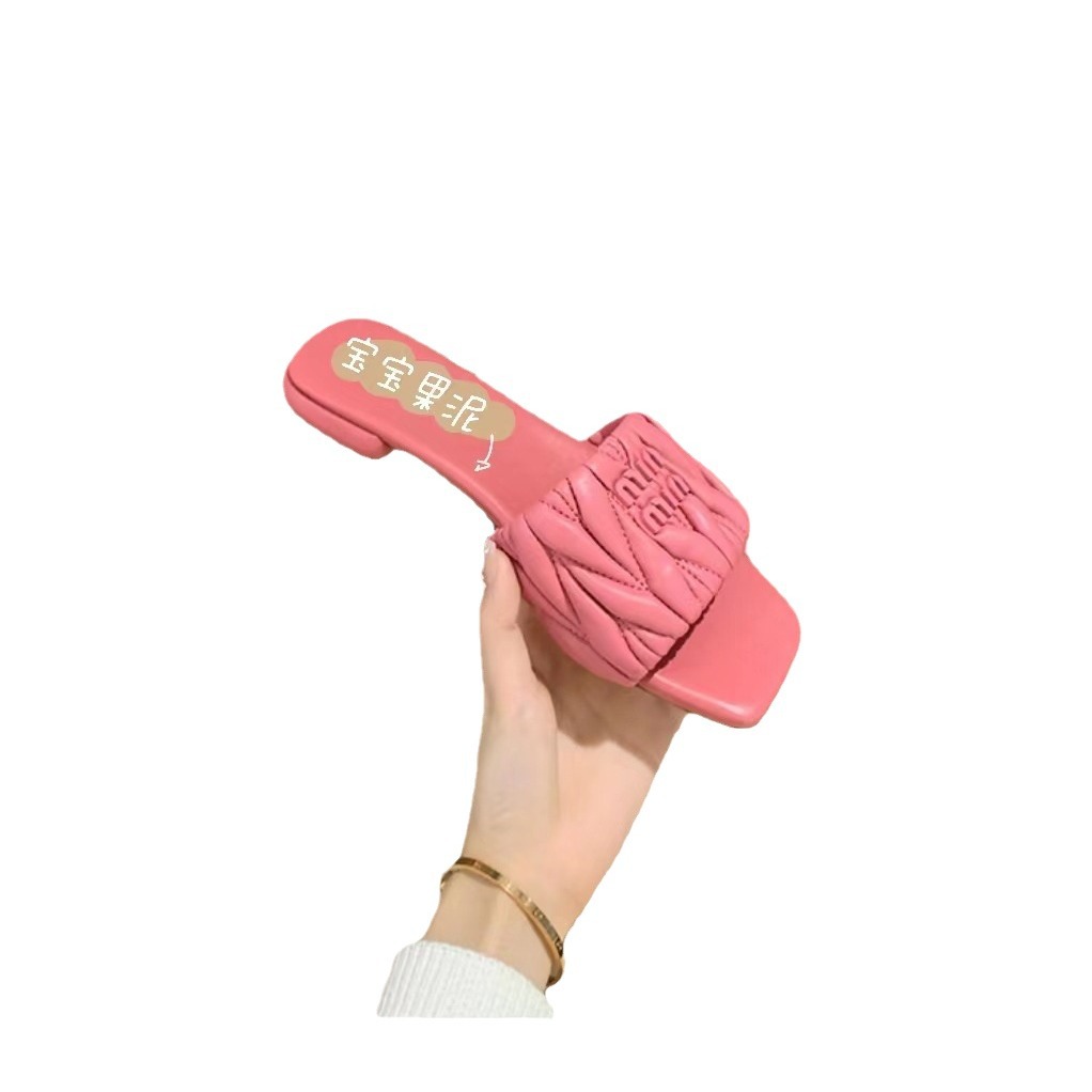 In 2023, AmM's sheepskin pleated one-word cool flip-flops for women's summer are a new fashionable lettered flat-bottomed casual outerwear Item Picture