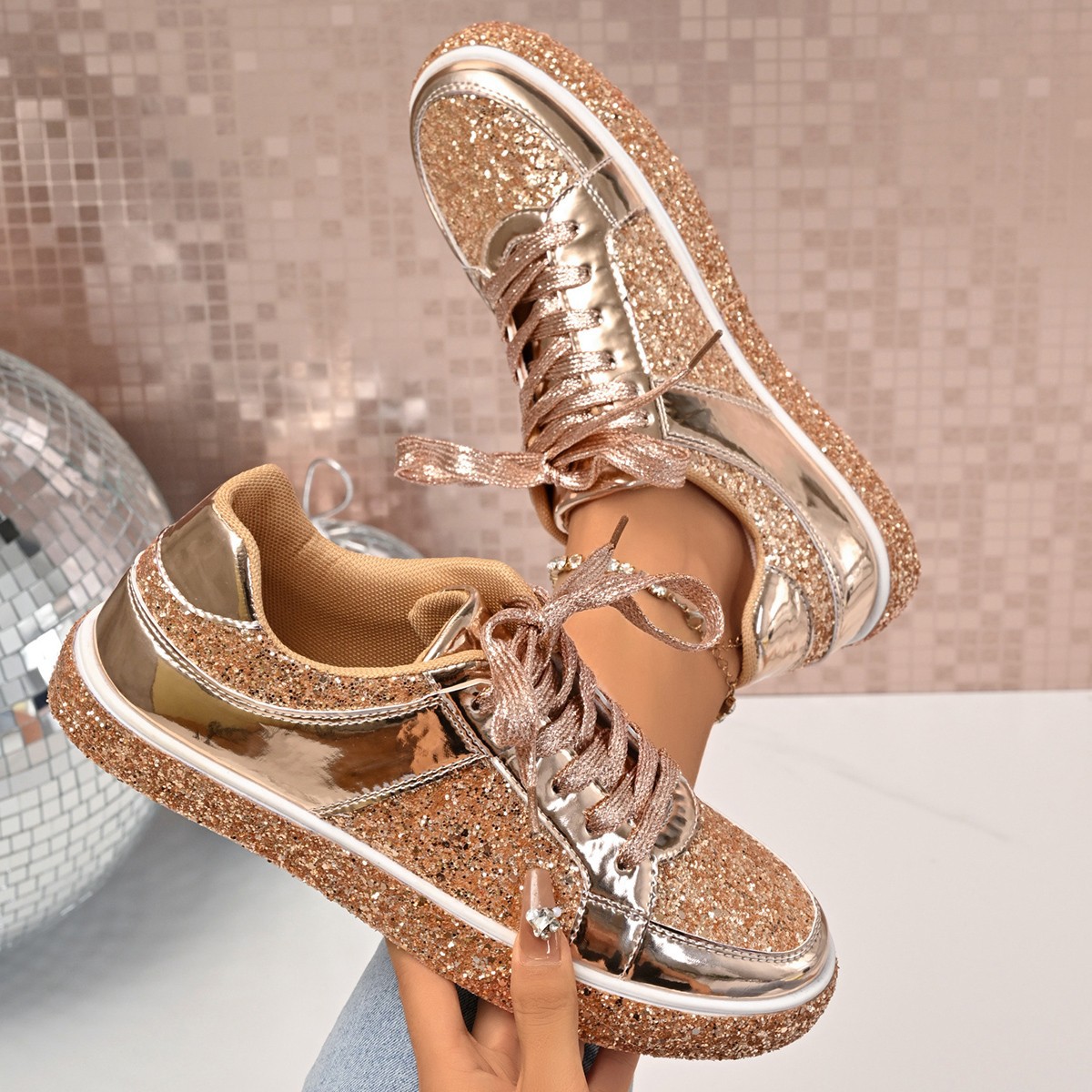 Korean version 2025 new casual thick-soled board shoes, new shiny women's shoes, low-top lace-up flat shoes for couples full figure