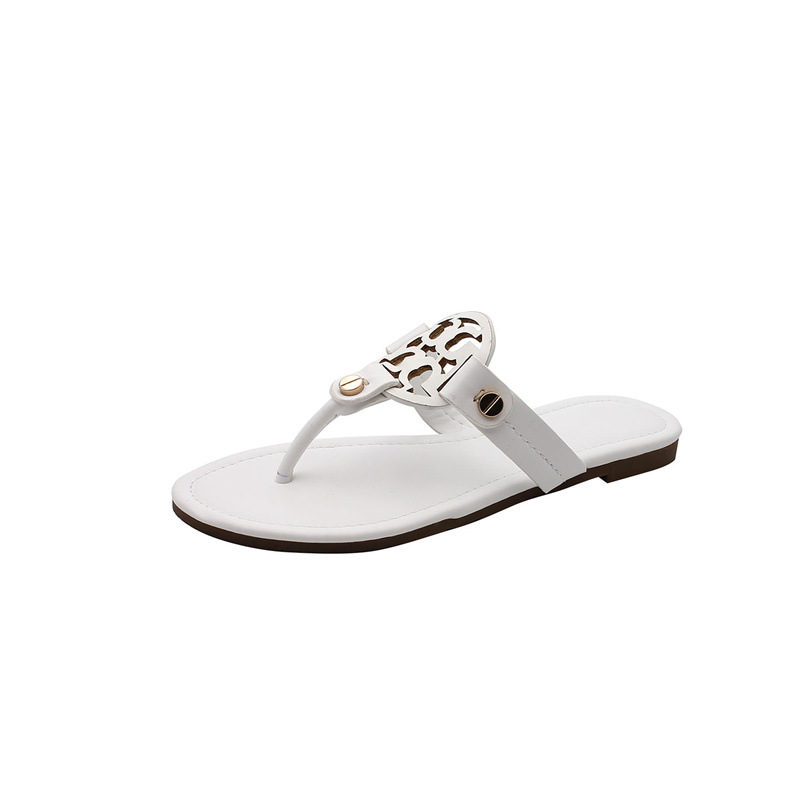 In the US, during the summer, women wear flat beach slippers and large-sized flip-flops Item Picture