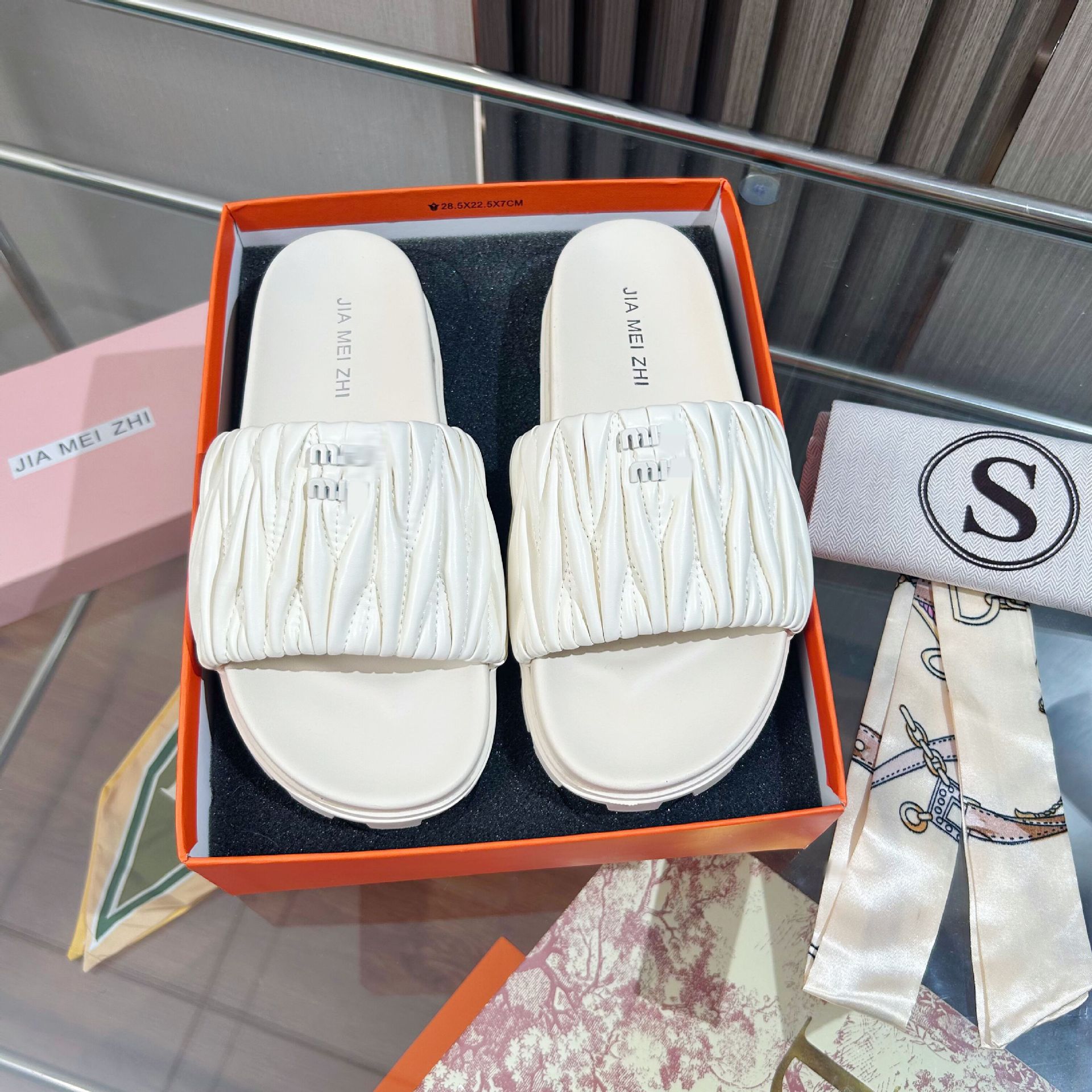MM2024 Spring/Summer New stylish and Versatile casual toe-exposing thick-soled slippers with high heels that make legs look longer and slimmer. Trendy high heels Application Scenario