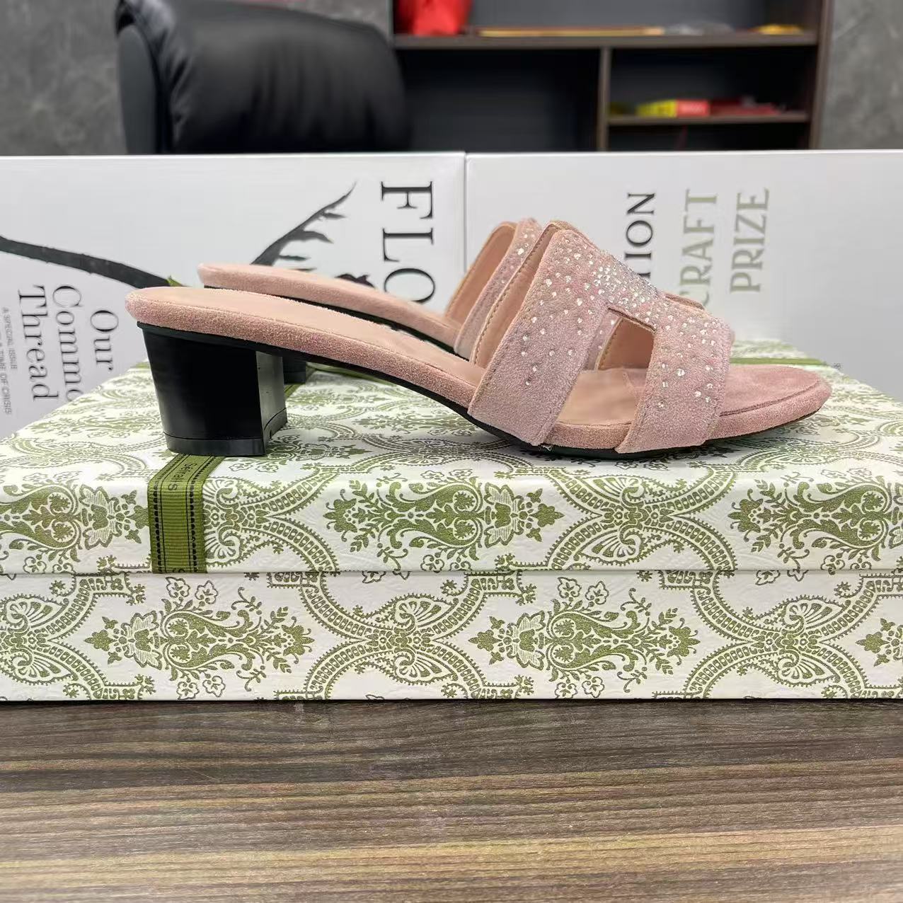 Chunky-heeled slippers for women's outerwear, 2025 summer new versatile rhinestone one-shoulder flip-flops, mid-heel 5CM fashionable slippers Application Scenario