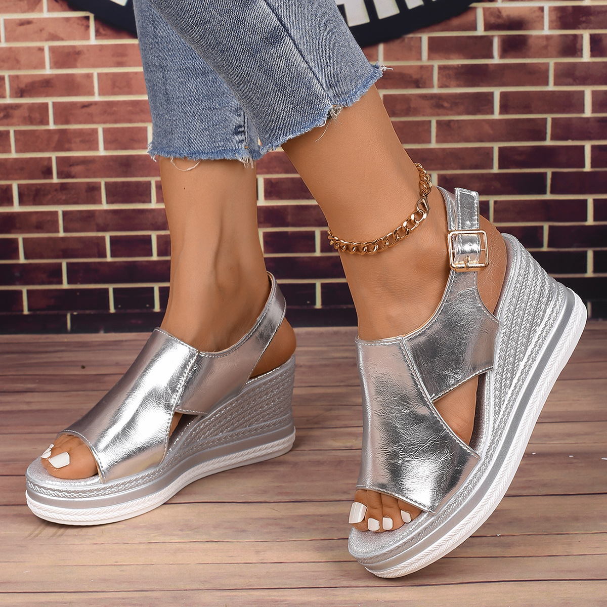 2025 Cross-border summer fashion European and American sandals for export, large-sized one-shoulder buckle, sponge wedge heel, thick-soled beach sandals Application Scenario